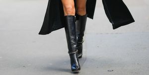 gabrielle caunesil con botas altas negras en el street style de parís