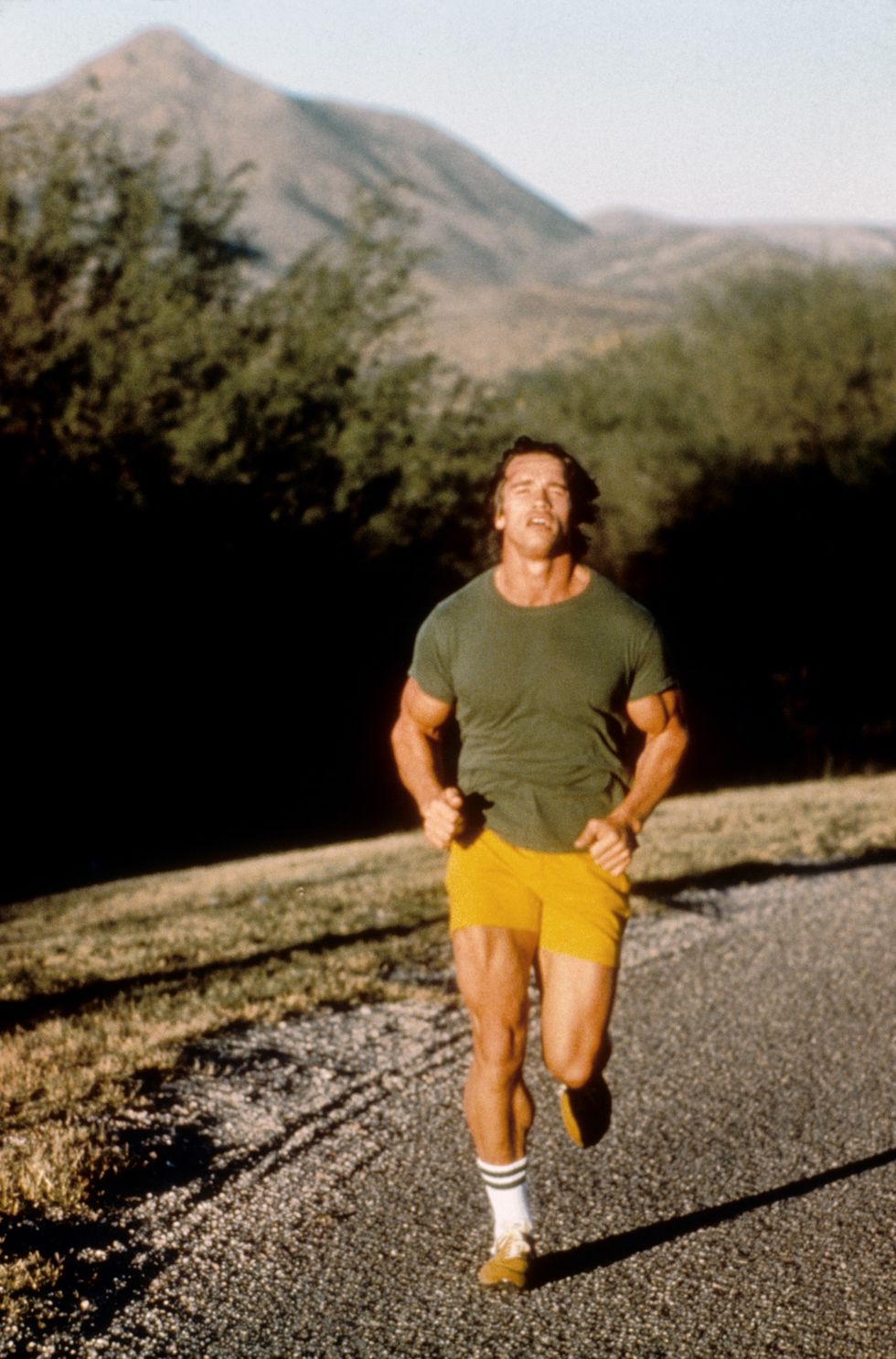 los angeles   circa 1977  austrian bodybuilder arnold schwarzenegger out for a run circa 1977 in los angeles, california photo by michael ochs archivesgetty images