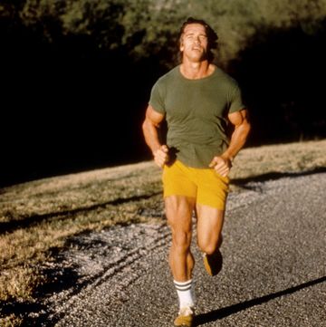 los angeles   circa 1977  austrian bodybuilder arnold schwarzenegger out for a run circa 1977 in los angeles, california photo by michael ochs archivesgetty images