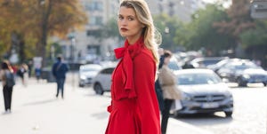 vestido rojo en el street style de parís