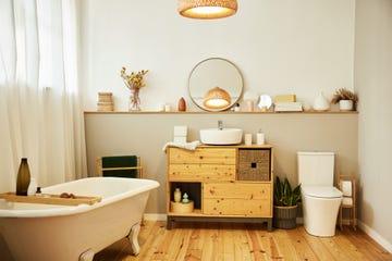 baño con mueble de lavabo de madera