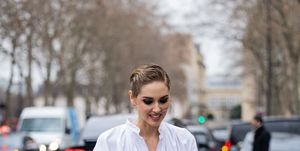 chiara ferragni con blusa romántica en el street style de parís