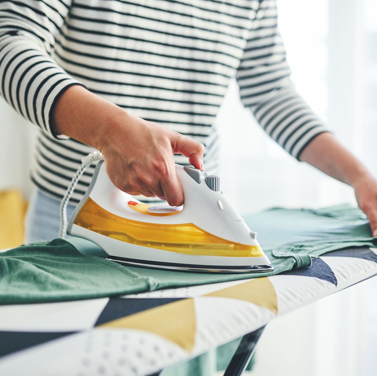 Cómo limpiar la plancha de la ropa y eliminar la cal