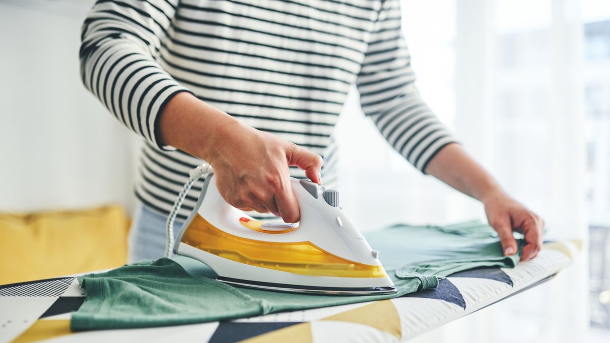 Cómo limpiar la plancha de la ropa y eliminar la cal