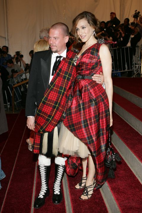 alexander mcqueen l and sarah jessica parker attend the metropolitan museum of arts annual costume institute gala photo by fairchild archivepenske media via getty images