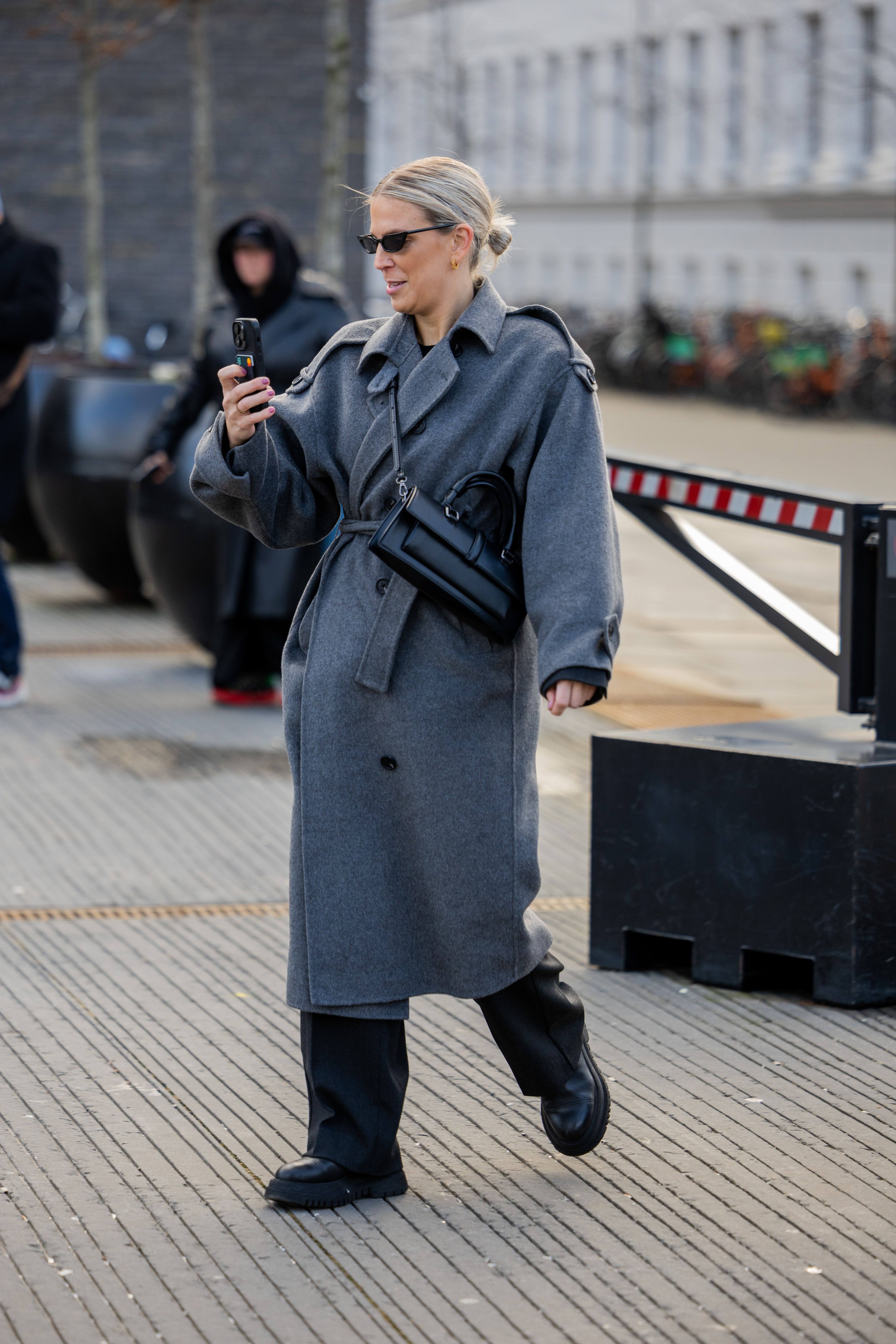 Abrigo gris, el favorito las que pasa de moda