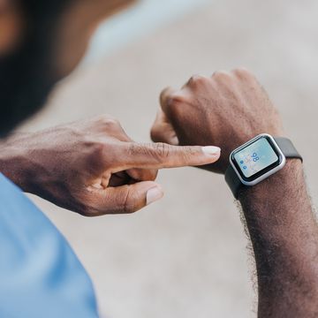 man kijkt op smartwatch naar ademhalingsfrequentie