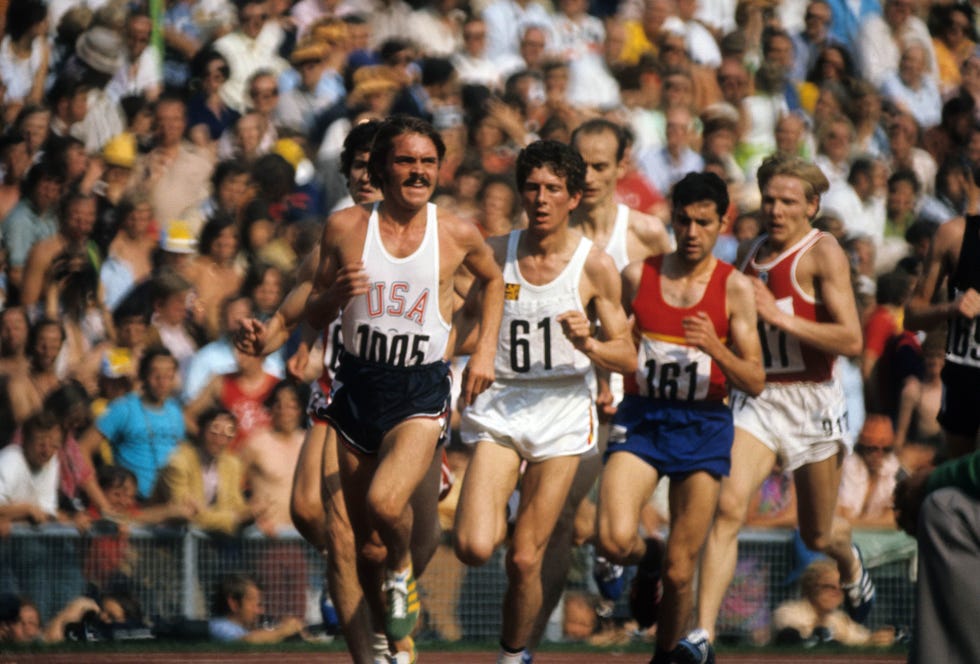 steve prefontaine leading a pack of runners on a track