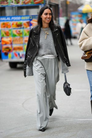 cazadora de cuero en el street style de nueva york