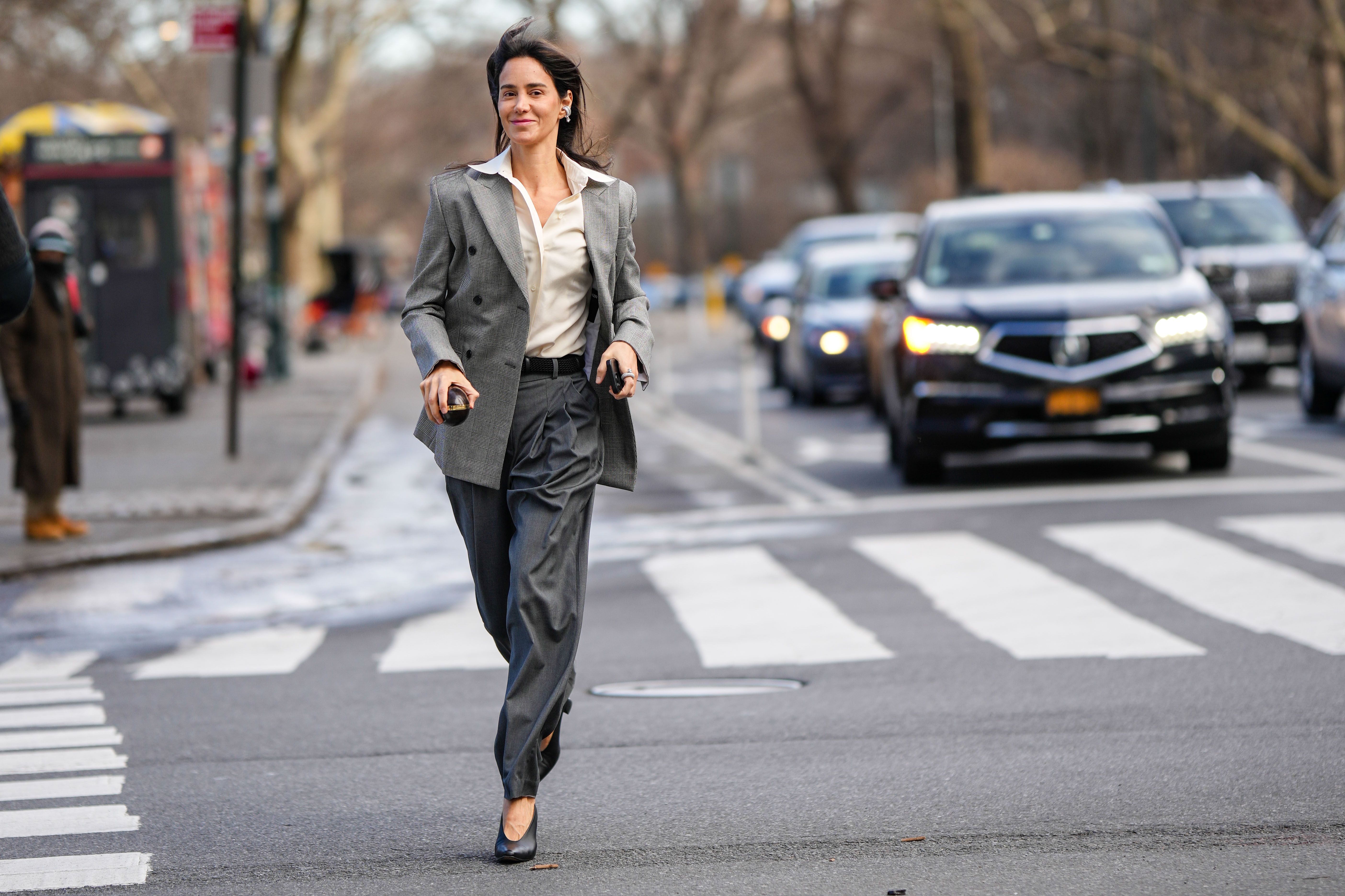 Making Black Pants Fresh & Springy: 7 Work Outfit Ideas - The Mom Edit