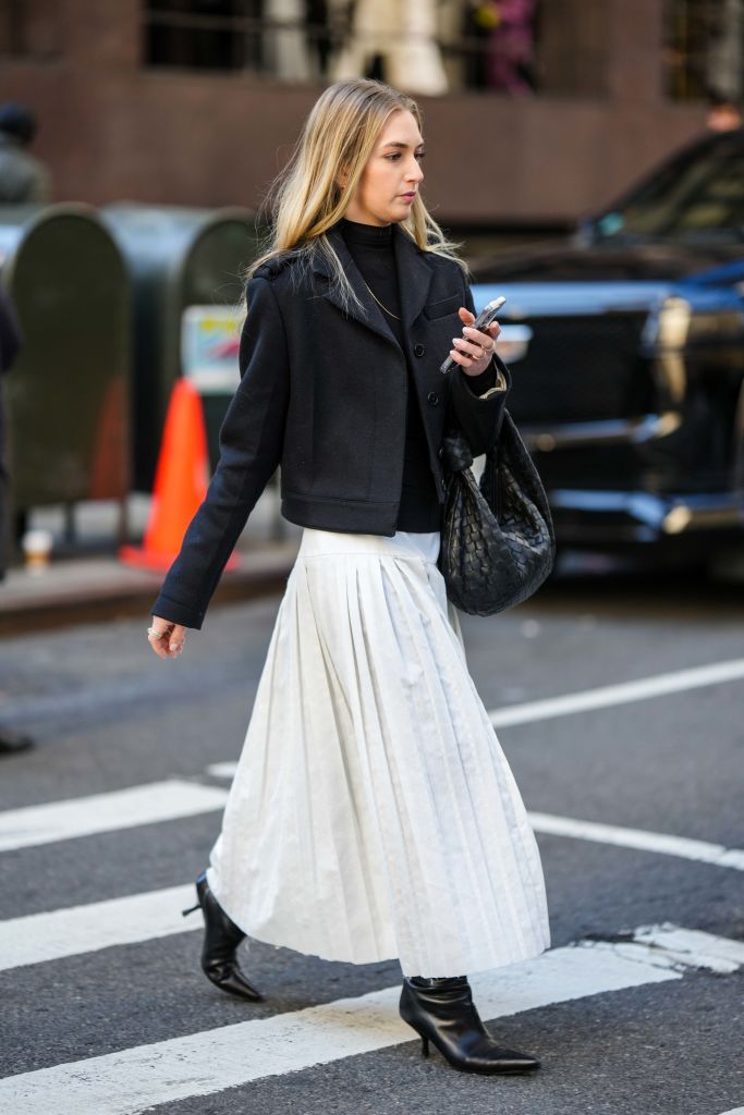 Cómo llevar falda midi blanca en otoño 2023 según el street style