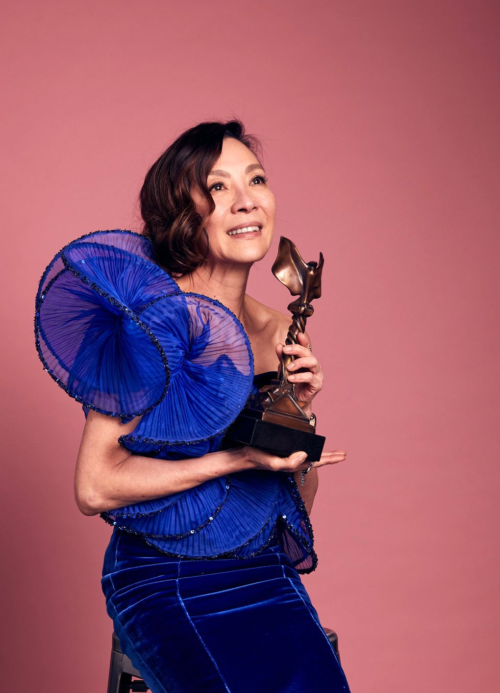 santa monica, california march 04 michelle yeoh, winner of the best lead performance award for “everything everywhere all at once”, poses in the imdb portrait studio at the 2023 independent spirit awards on march 04, 2023 in santa monica, california photo by michael rowegetty images for imdb