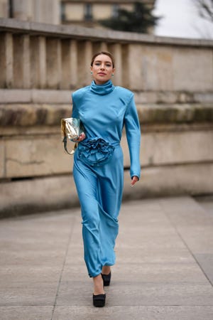 vestido azul satinado en el street style de parís