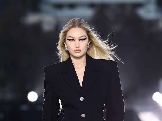Gigi Hadid's Versace Menswear Spring/Summer 2020 Runway Beauty Look Was  Insane