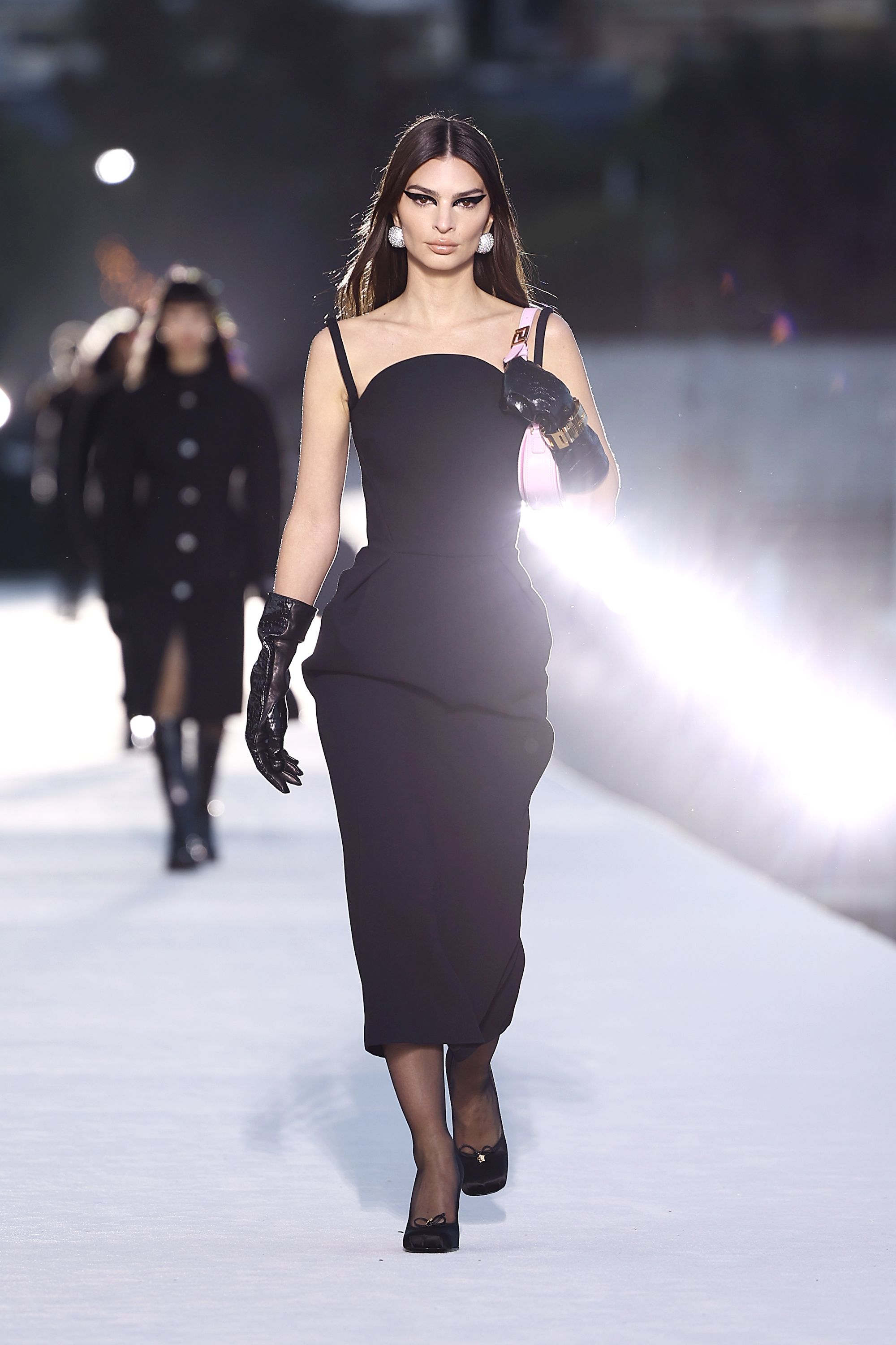 21 on X: Kendall Jenner walks the runway during the Versace Fall/Winter  2023 fashion show.  / X