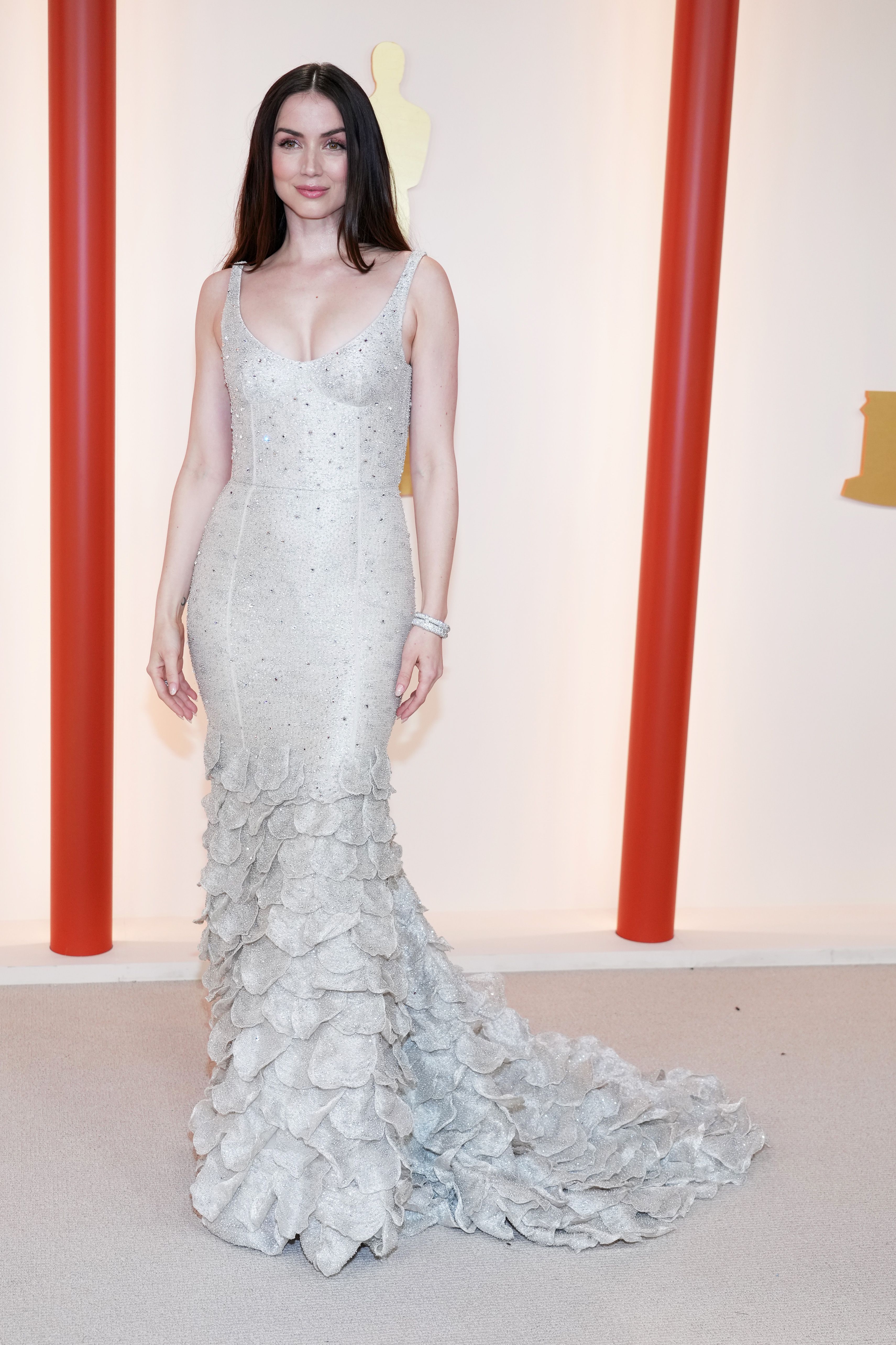 El impactante look de Ana de Armas de Louis Vuitton en los premios Óscar  2023