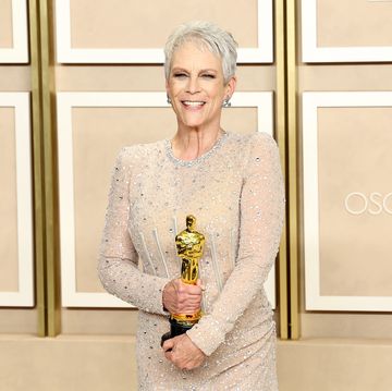 hollywood, california march 12 jamie lee curtis, winner of the best actress in a supporting role award for everything everywhere all at once, poses in the press room during the 95th annual academy awards on march 12, 2023 in hollywood, california photo by arturo holmesgetty images