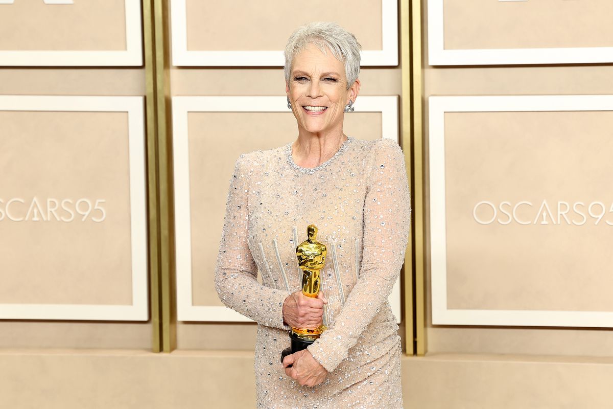Jamie Lee Curtis dazzles at the Oscars in sparkly gown