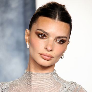 beverly hills, california march 12 emily ratajkowski attends the 2023 vanity fair oscar party hosted by radhika jones at wallis annenberg center for the performing arts on march 12, 2023 in beverly hills, california photo by daniele venturelligetty images