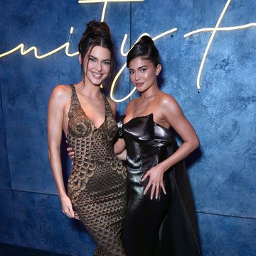 beverly hills, california march 12 exclusive access, special rates apply kendall jenner and kylie jenner attend the 2023 vanity fair oscar party hosted by radhika jones at wallis annenberg center for the performing arts on march 12, 2023 in beverly hills, california photo by kevin mazurvf23wireimage for vanity fair