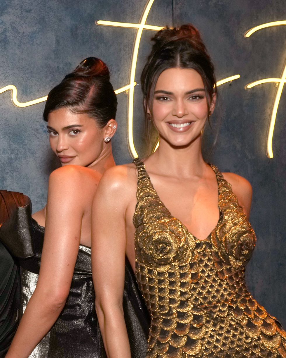 beverly hills, california march 12 exclusive access, special rates apply l r emily ratajkowski, anastasia karanikolaou, kylie jenner, and kendall jenner attend the 2023 vanity fair oscar party hosted by radhika jones at wallis annenberg center for the performing arts on march 12, 2023 in beverly hills, california photo by kevin mazurvf23wireimage for vanity fair