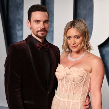 beverly hills, california march 12 matthew koma and hilary duff attend the 2023 vanity fair oscar party hosted by radhika jones at wallis annenberg center for the performing arts on march 12, 2023 in beverly hills, california photo by cindy ordvf23getty images for vanity fair
