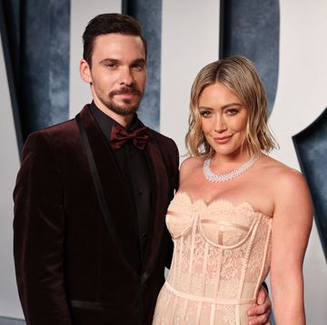 beverly hills, california march 12 matthew koma and hilary duff attend the 2023 vanity fair oscar party hosted by radhika jones at wallis annenberg center for the performing arts on march 12, 2023 in beverly hills, california photo by cindy ordvf23getty images for vanity fair