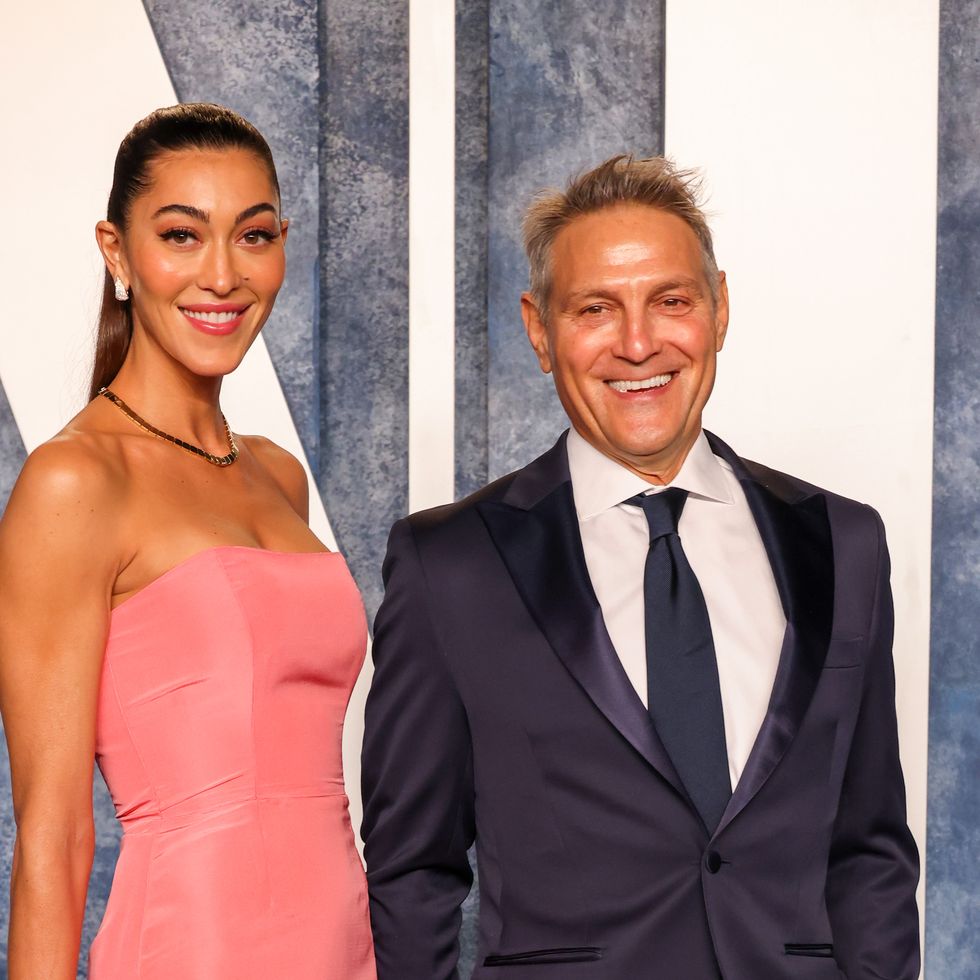 beverly hills, california march 12 l r sarah staudinger and ari emanuel attend the 2023 vanity fair oscar party hosted by radhika jones at wallis annenberg center for the performing arts on march 12, 2023 in beverly hills, california photo by john shearerwireimage