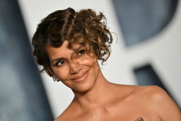 beverly hills, california march 12 halle berry attends the 2023 vanity fair oscar party hosted by radhika jones at wallis annenberg center for the performing arts on march 12, 2023 in beverly hills, california photo by lionel hahngetty images