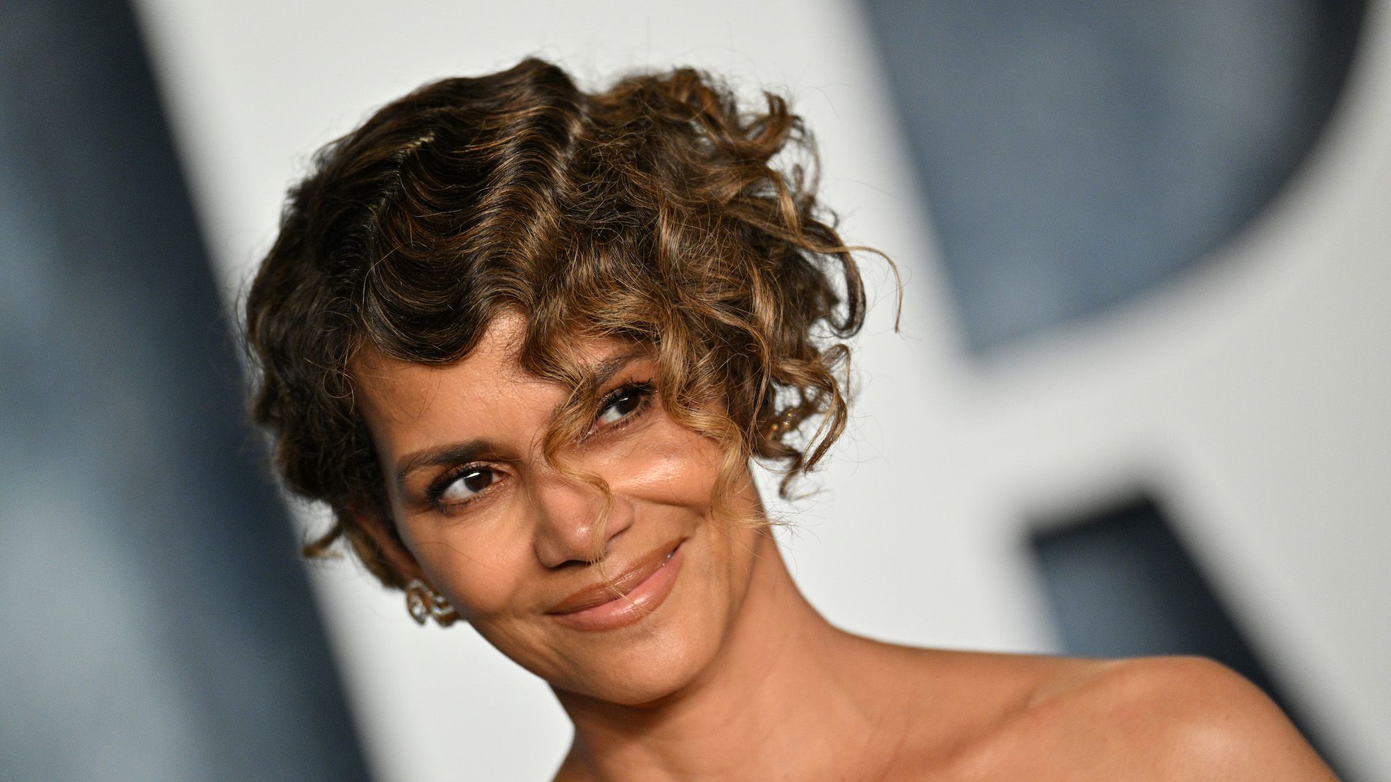 Holly Near Tits - Halle Berry Poses Nude While Drinking Wine on Her Balcony In New Pic