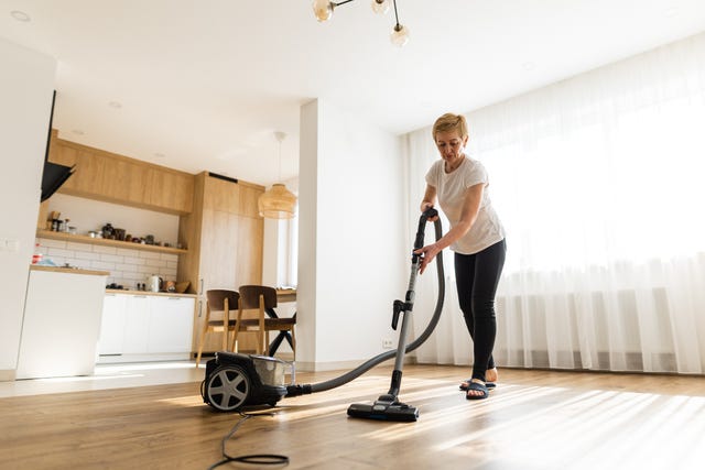 mujer pasando el aspirador
