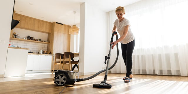 Mujer pasando el aspirador mujer pasando el aspirador
