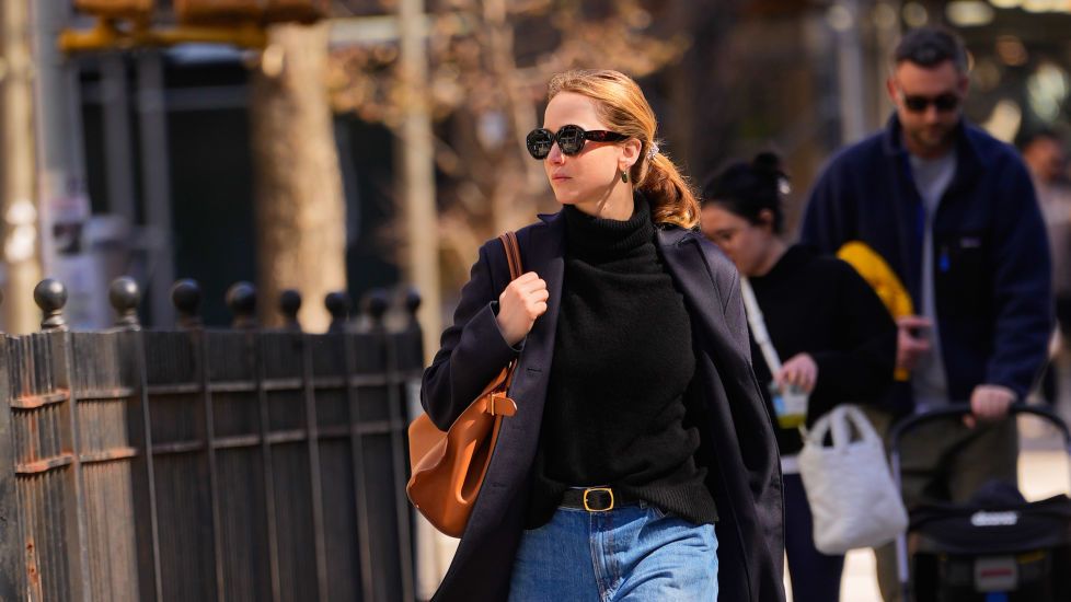 krøllet Utilgængelig Tilsvarende Jennifer Lawrence Makes Mom Jeans Look Chic on Outing with Baby Son
