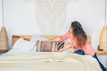 mujer ordenando la cama