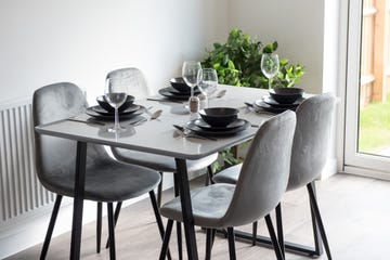 mesa puesta con boles