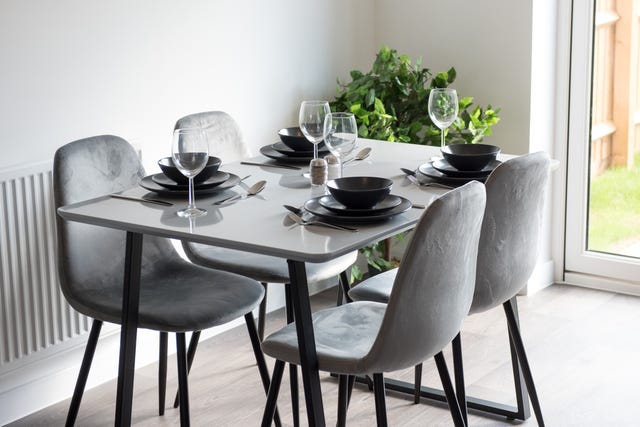 mesa puesta con boles
