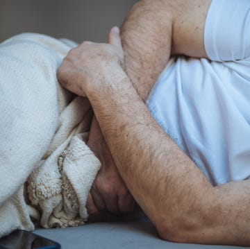 man heeft buikklachten door stress