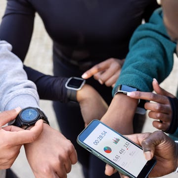 Fitness people checking their workout progress and performance on smart devices after sports training outdoors tabelle di allenamento, runner, running, coach, fulvio massini