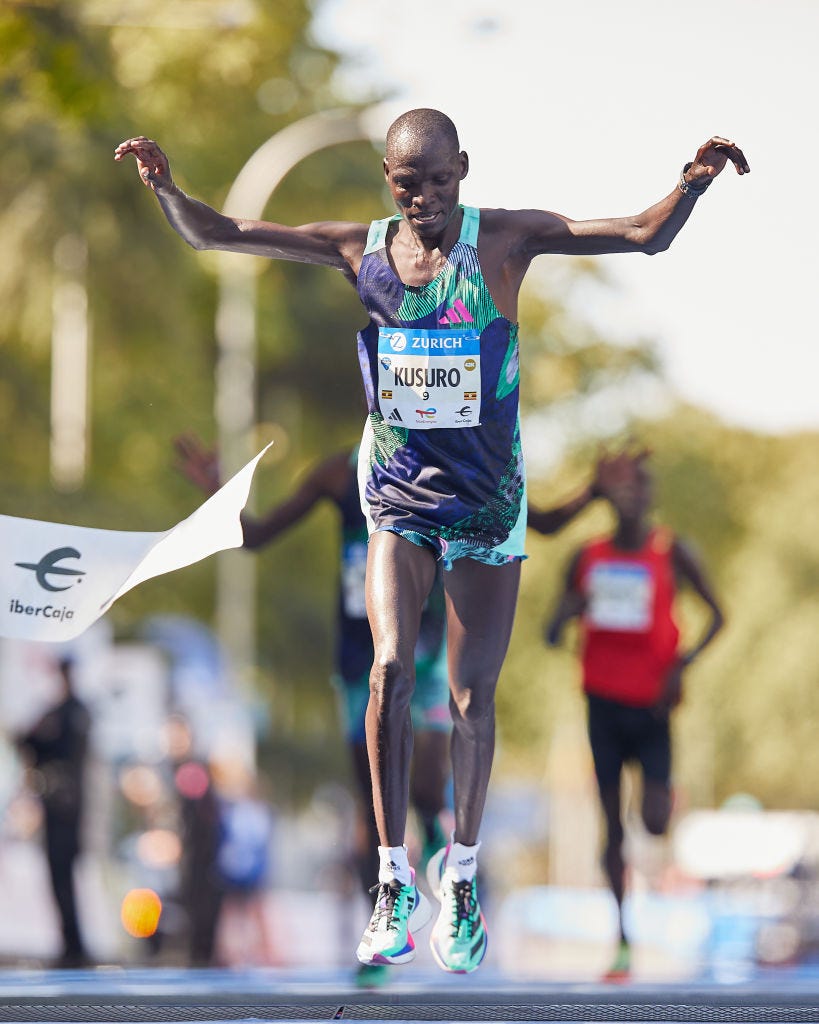 geofrey kusuro, ganador del maratón de madrid 2023, con las adidas adizero adios pro 3
