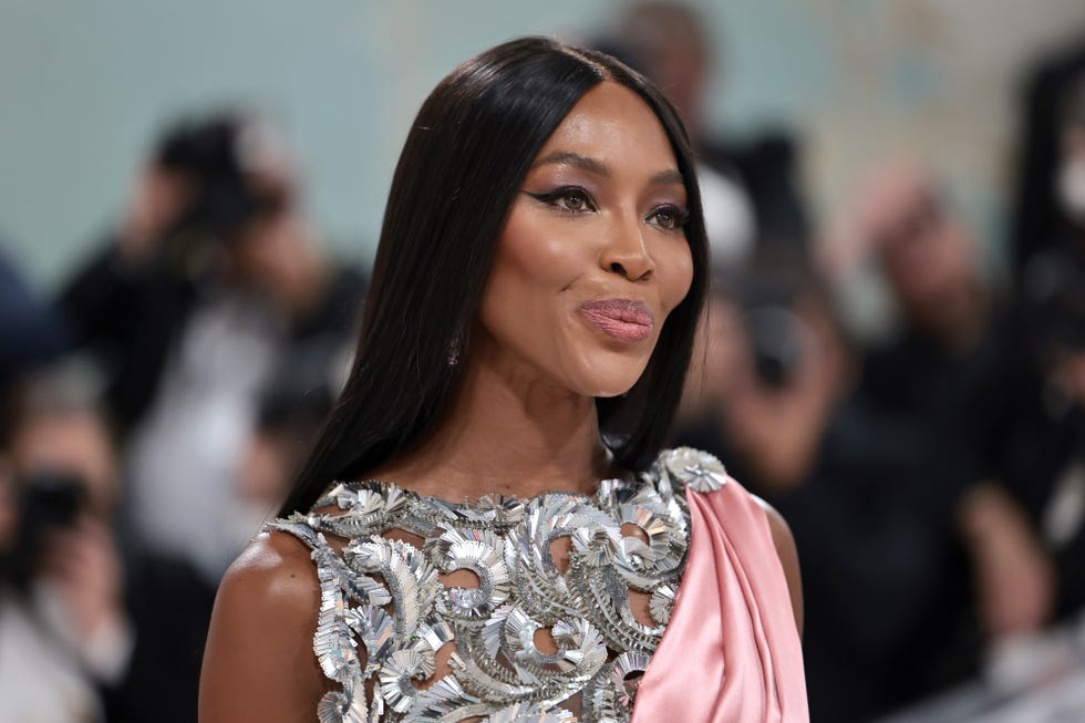 Il vestito di Naomi Campbell al Met Gala trasparente sopra