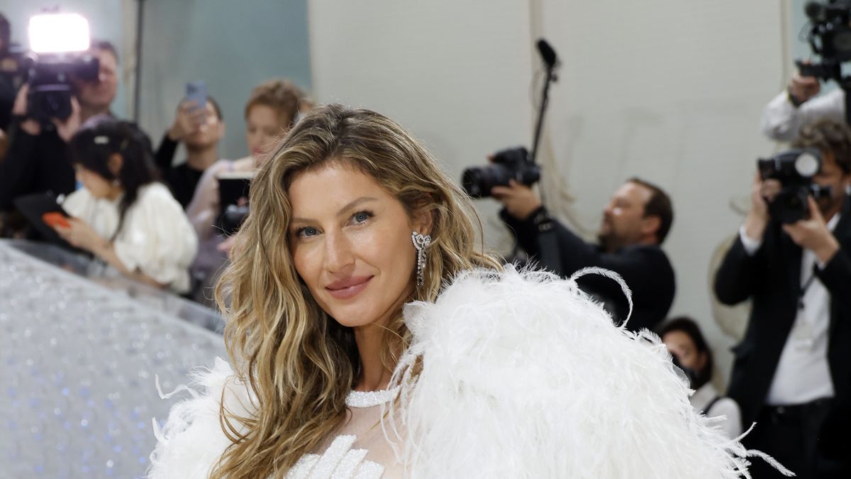 Gisele Bundchen Clothes and Outfits