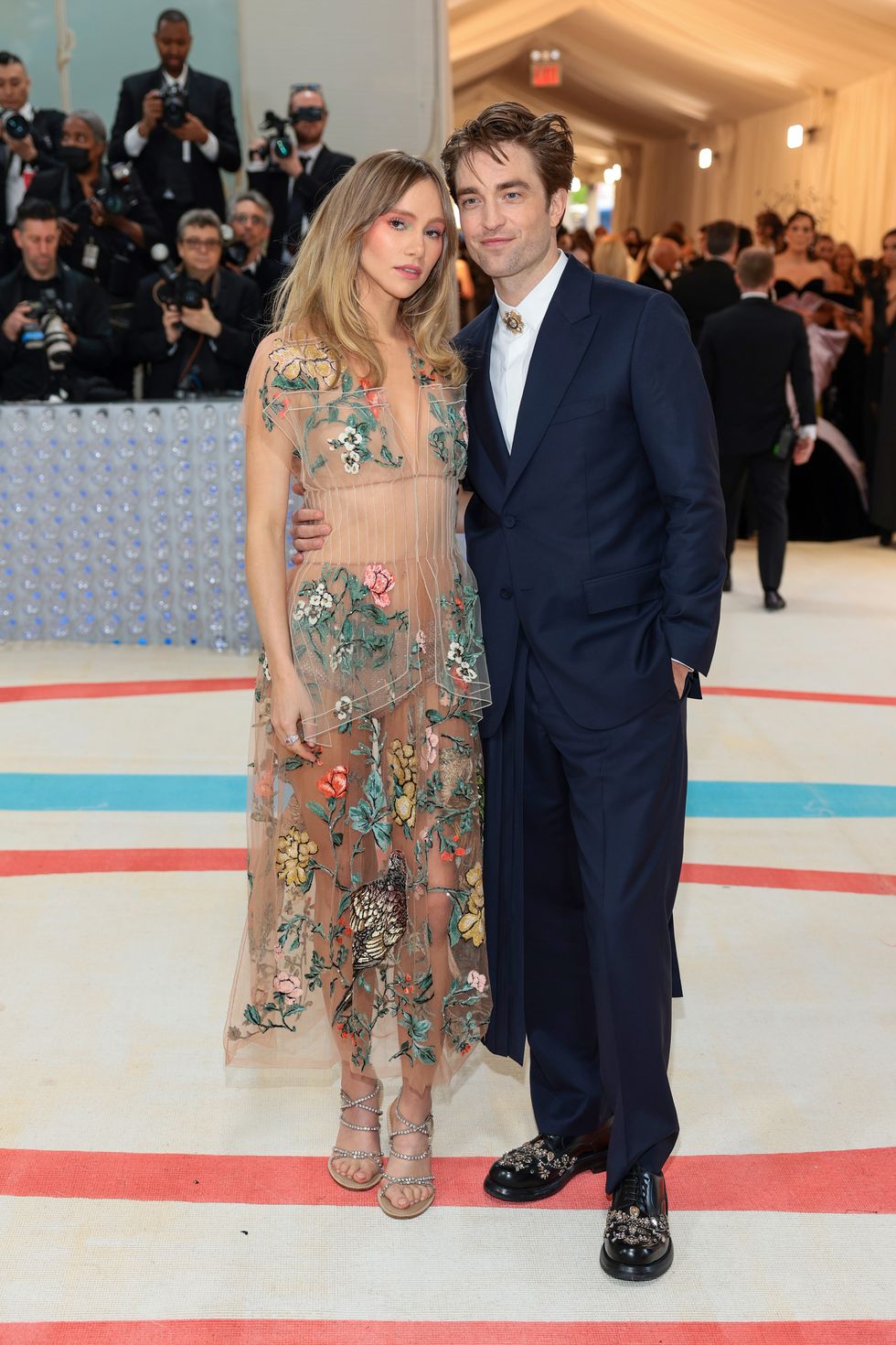 new york, new york may 01 l r suki waterhouse and robert pattinson attend the 2023 met gala celebrating karl lagerfeld a line of beauty at the metropolitan museum of art on may 01, 2023 in new york city photo by dimitrios kambourisgetty images for the met museumvogue