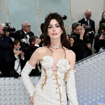 new york, new york may 01 anne hathaway attends the 2023 met gala celebrating karl lagerfeld a line of beauty at the metropolitan museum of art on may 01, 2023 in new york city photo by jamie mccarthygetty images