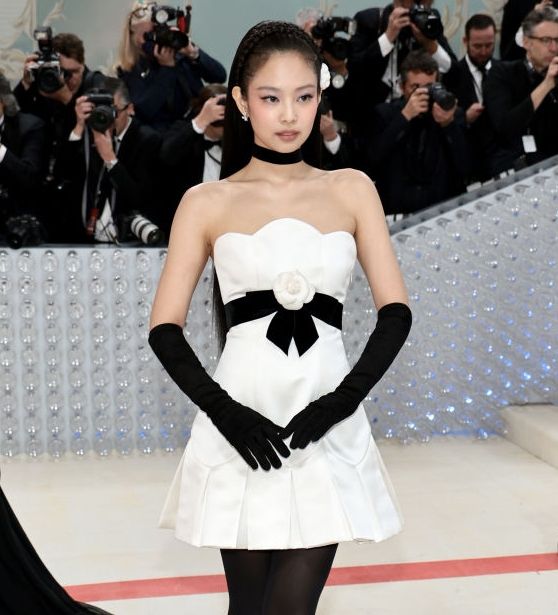 new york, new york may 01 jennie kim attends the 2023 met gala celebrating "karl lagerfeld a line of beauty" at the metropolitan museum of art on may 01, 2023 in new york city photo by jamie mccarthygetty images
