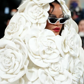 new york, new york may 01 rihanna attends the 2023 met gala celebrating karl lagerfeld a line of beauty at metropolitan museum of art on may 01, 2023 in new york city photo by jeff kravitzfilmmagic