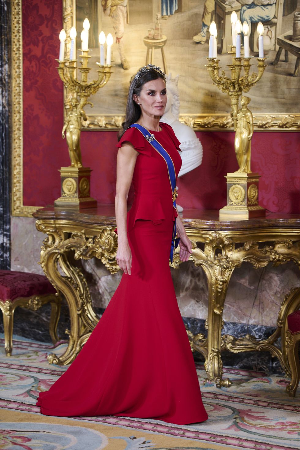 MADRID, ESPAÑA 3 DE MAYO La reina Letizia de España posa para los fotógrafos antes de una cena para el presidente colombiano Gustavo Francisco Pedro y su esposa Verónica Alcázar en el Palacio Real el 3 de mayo de 2023.