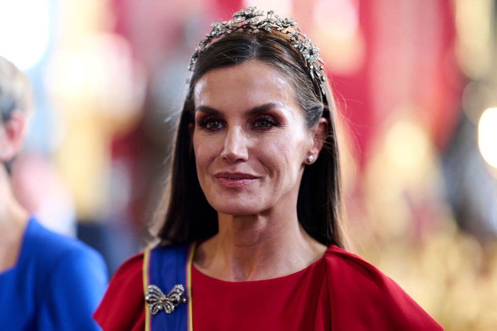 La reina Letizia de España fue la anfitriona del evento con un vestido rojo de Carolina Herrera.