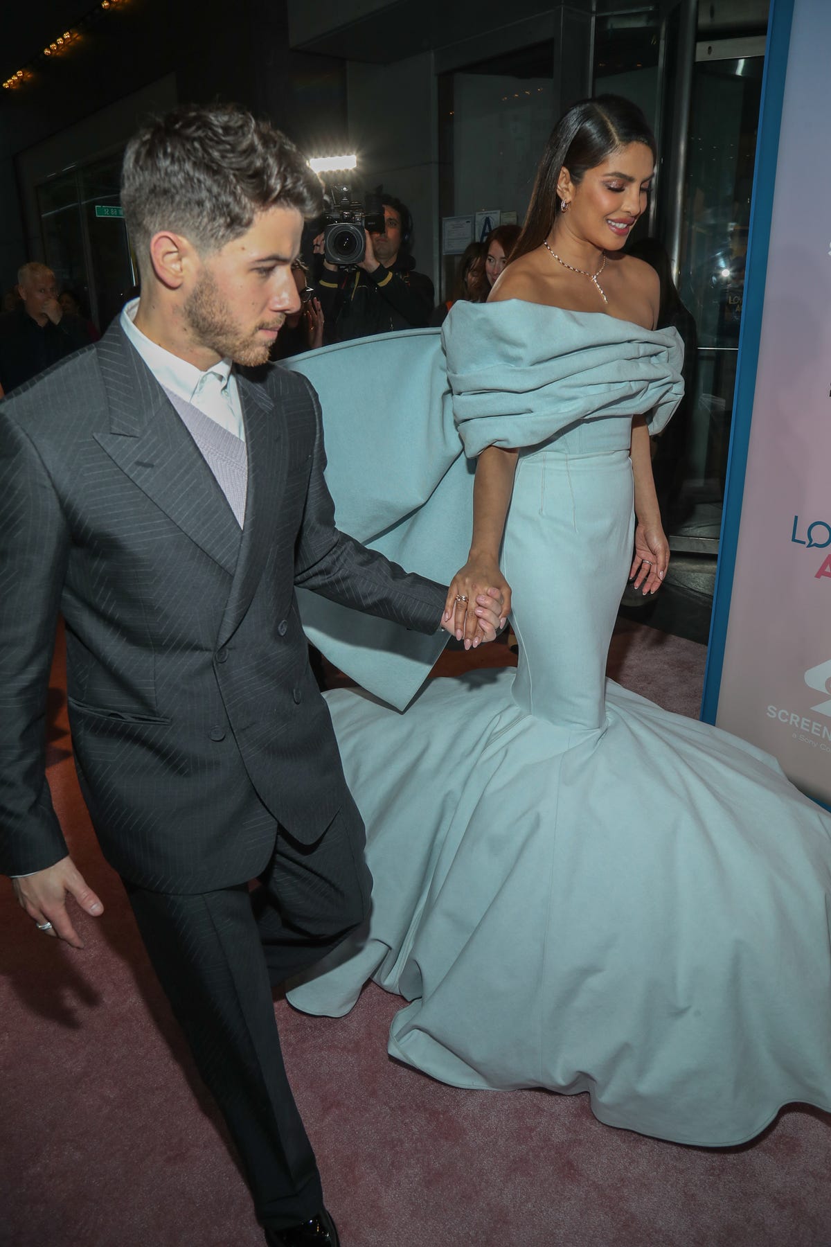 Priyanka Chopra Ki Chudai - Priyanka Chopra Wore the Most Dramatic Icy Blue Gown