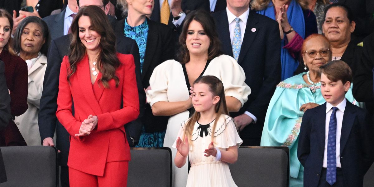 Kate Middleton, taç giyme töreninde zarif kırmızı bir takım elbise giydi.