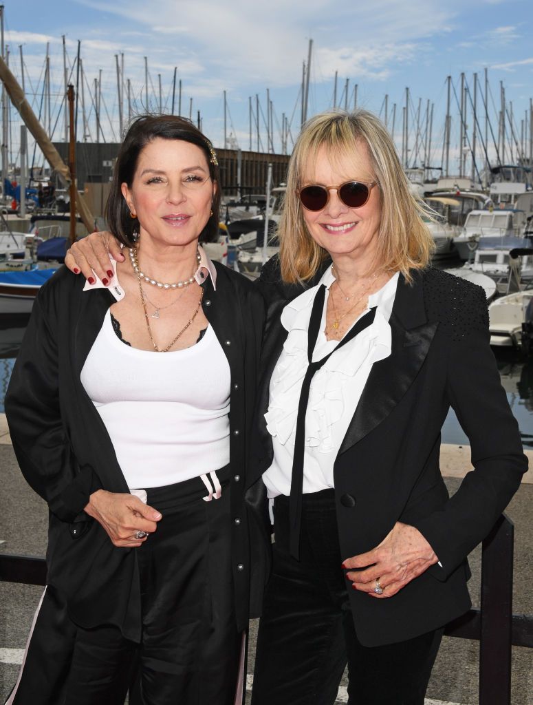 cannes, france may 17 twiggy aka dame lesley lawson el and sadie frost attend a photocall during the 76th annual cannes film festival on may 17, 2023 in cannes.
